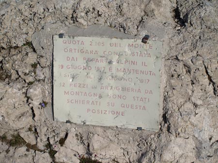 La targa vicino alla Colonna Mozza (Ortigara)