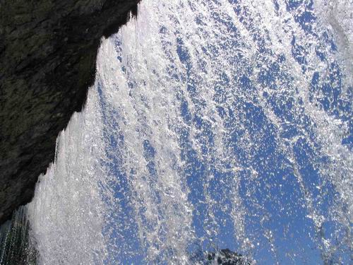 Dietro la cascata di Fanes
