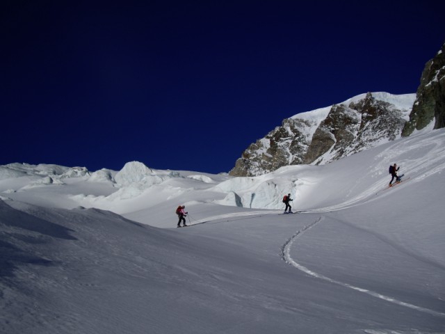 amici in cordata verso la Tete blanche