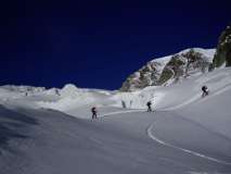 amici in cordata verso la Tete blanche